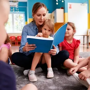 Zdjęcie osoby w żłobku w krakowie czytającej bajki